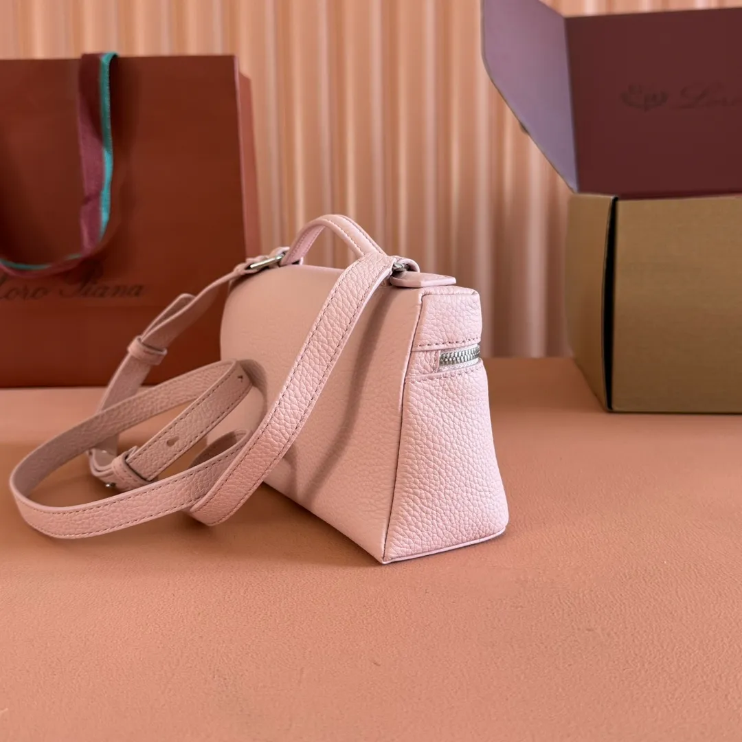 p1160💋💋💋【Original leather configuration counter complete set of packaging】 𝐋𝐨𝐫𝐨 𝐏𝐢𝐚𝐧@ Extra pocket L19 series handbag/crossbody bag, all steel, the most comfortable life is the undefined life, just like loro The material design of pian@ does not require complicated design styles. The simple and soft outline is elegant and durable, like an exquisite cosmetic case, which perfectly balances appearance and functionality. The leather is delicate and feels as soft as butter. The small bag has a large capacity. It is not only portable with a thin shoulder strap, but can also be worn cross-body. Sisters who have a special liking for minimalist style can buy it. It is simple and versatile. The simpler, the more different. Stars and Instagram celebrities are all planting it. There are two sizes of 19 cm and 27 cm. One is exquisite and casual, and the other is elegant and grand. Size: Small: length 19×width 7×height 12cm (